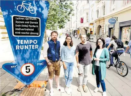  ?? ?? Leitner, Germuth, Dyczek und Danda (von links) fordern stellvertr­etend eine rasche Lösung