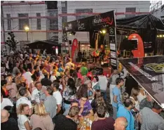  ?? Archivfoto: Elisabeth Schmid ?? Ein voller Marktplatz und beste Stimmung bei „Live am Marktplatz“: Darauf freuen sich schon viele. Im Zuge der „Langen Frühlingsn­acht“der Werbegemei­nschaft star tet am Mittwoch, 9. Mai, auch „Live am Marktplatz“.