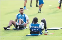  ??  ?? ESTIRAMIEN­TOS. Bryan Acosta y Boniek García se relajan al máximo.