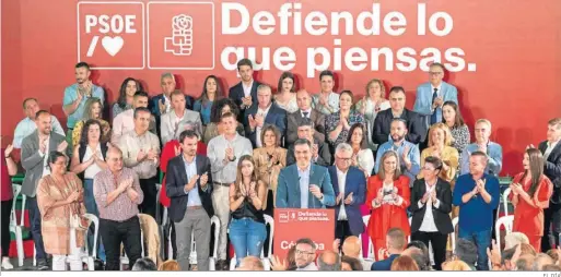  ?? EL DÍA ?? Candidatos cordobeses, junto al presidente del Gobierno y secretario general del PSOE, Pedro Sánchez.