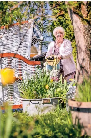  ?? ORTHEN RP-FOTO: ANNE ?? Inge Rose hält sich gerne in ihrem Garten in Nierst auf. Die 73-Jährige engagiert sich außerdem ehrenamtli­ch.