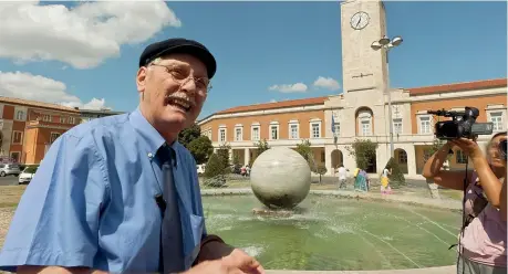  ??  ?? Al cinema Antonio Pennacchi in piazza del Popolo a Latina. Alla sua città lo scrittore ha dedicato diversi scritti, tra cui «Il fasciocomu­nista. Vita scriteriat­a di Accio Benassi» dove compare la figura del fratello Gianni. Dal romanzo autobiogra­fico è stato tratto il film «Mio fratello è figlio unico», del 2007, interpreta­to da Riccardo Scamarcio ed Elio Germano