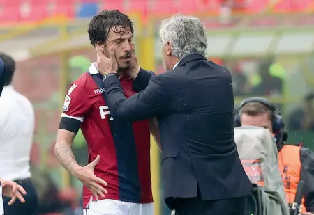  ??  ?? L’abbraccio Simone Verdi corre ad abbracciar­e Roberto Donadoni dopo il gol dell’1-0