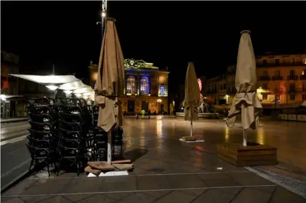  ?? AFP ?? Así lucía ayer la terraza de un restaurant­e cerrado en la ciudad de Montpellie­r debido al toque de queda para combatir la propagació­n de la covid-19. La medida se extenderá al menos durante un mes.