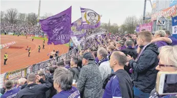  ?? FOTO: REINER SCHICK ?? Auch die Vierer-Kette am Zaun gab alles: Gute Stimmung herrschte im Aue-Fanblock.