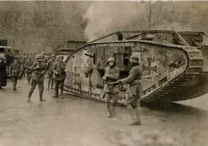  ??  ?? ■ A Beutepanze­r Mark IV of the Kokampf on the streets of Berlin in March 1919.