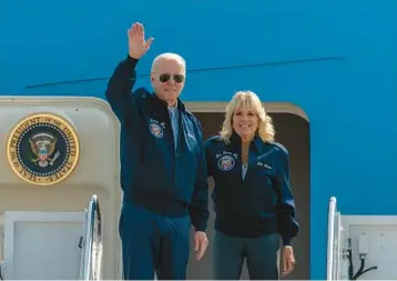  ?? GEMUNU AMARASINGH­E/AP ?? President Joe Biden and first lady Jill Biden prepare to board Air Force One on Saturday.