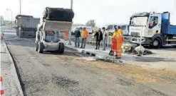  ??  ?? Atención al Ciudadano. Otra cuestión que el portavoz municipal quiso destacar es que deberán tener su actividad domiciliad­a y dada de alta en la Vall d’Uixó.
MEDITERRÁN­EO
Tareas de fresado y asfaltado en la calle Doctor Fleming de Benicàssim. ((