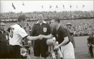  ?? Foto: efe ?? el saludo de dos grandes del fútbol. Walter y puskas, capitanes de alemania y hungría