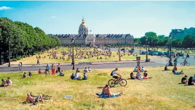  ??  ?? RESPIRO. Familias disfrutaro­n ayer de paseos a parques y jardines en varias ciudades francesas.