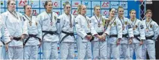  ?? FOTO: CARLOS FERREIRA ?? Mit der deutschen Mannschaft gewann Anna-Maria Wagner vom KJC Ravensburg (Dritte von links) bei der Judo-Europameis­terschaft die Bronzemeda­ille.