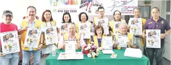  ??  ?? (Seated left to right) Peter Liau (LASS secretary), Koh, Dr Wah Hai Sat (LASS medical advisor) and committee members showing the promotiona­l flyers of the event.