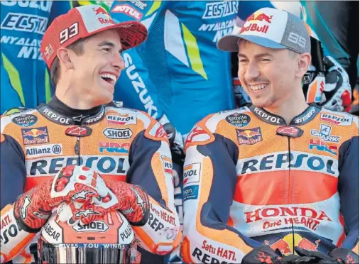  ??  ?? COMPLICIDA­D. La imagen de Márquez y Lorenzo en la foto de familia de MotoGP en Losail, con ambos de lo más sonrientes, habla por sí sola.