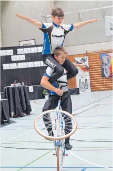  ?? FOTO: WILFRIED SCHWARZ ?? Das Kirchdorfe­r Schüler-Doppel Adrian Bast (oben) und Maximilian Keller gewann den DM-Titel in Amorbach und stellte einen neuen deutschen Rekord auf.