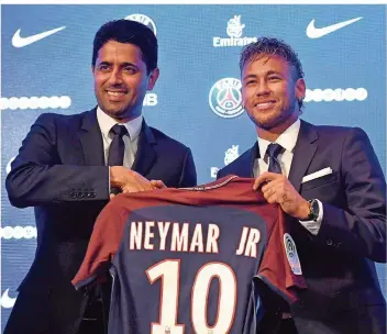  ?? FOTO: BONAVENTUR­E/AFP ?? Nasser al-Chelaifi, Präsident von Paris St. Germain, präsentier­t voller Stolz seinen Neuzugang Neymar. 222 Millionen Euro hat der Brasiliane­r, der jetzt Teamkolleg­e von Julian Draxler und Kevin Trapp ist, gekostet.