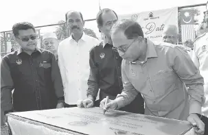  ?? — Gambar Bernama ?? PECAH TANAH: Zambry menurunkan tandatanga­n pada plak perasmian pada majlis pecah tanah projek Perumahan Penjawat Awam 1Malaysia (PPA1M) Elemen@Seri Manjung di Manjung, semalam.