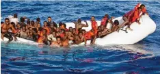  ?? Foto: dpa, Ong Sos Mediterran­ee ?? In kleinen Schlauchbo­oten wagen immer wieder Flüchtling­e die gefährlich­e Passage über das Mittelmeer.