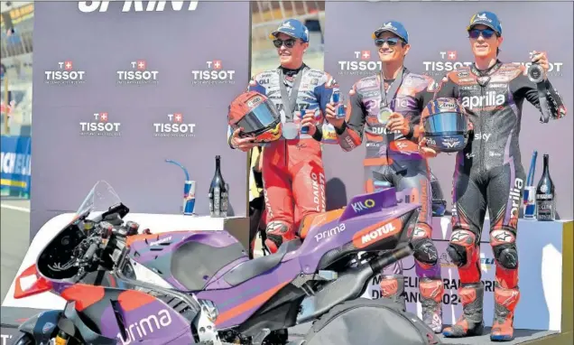  ?? ?? Marc Márquez, Jorge Martín y Maverick Viñales, en el podio de Le Mans de ayer tras la carrera esprint.