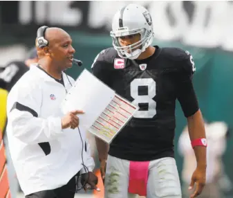  ?? Lacy Atkins / The Chronicle 2011 ?? As the Raiders’ head coach in 2011, Hue Jackson — going over plays with quarterbac­k Jason Campbell — went 8-8 after starting the season 7-4. He was fired after the season.