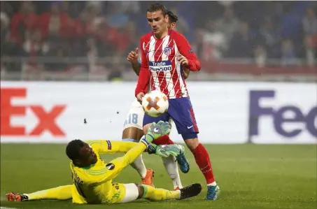  ?? (Photos EPA et AFP) ?? e minute : Antoine Griezmann inscrit son second but du match. L’OM et Mandanda ne s’en relèveront pas...