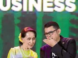  ?? —POOL/MARK BALMORES ?? SUMMIT SPEAKER Myanmar’s State Counselor Aung San Suu Kyi talks with Joey Conception III, chair of the Asean Business Advisory Council, after delivering her keynote speech at the Asean Business and Investment Summit.