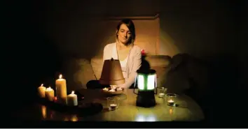  ?? Foto: Christin Klose, tmn ?? Will man während eines Stromausfa­lls nicht im Dunkeln sitzen, sollte man daheim immer einen Grundvorra­t an Kerzen und Tee‰ lichtern haben.