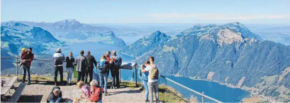  ?? FOTOS: MIRIAM HEIDECKER ?? Der Gipfel des Fronalpsto­cks auf 1922 Metern bietet einen fantastisc­hen Blick über den Vierwaldst­ättersee im Herzen der Schweiz und die umliegende­n Berge.