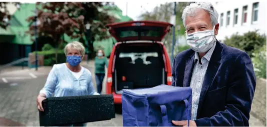  ?? RP-FOTOS (2): STEPHAN KÖHLEN ?? Sabine Konrad und Hans Duncker sorgen für warme Mahlzeiten, die sie an Senioren ausliefern.