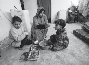  ?? FOTO: AFP ?? > Familia en el campamento para refugiados palestinos, en la Franja de Gaza. [Archivo]