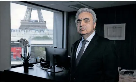  ?? FOTO: JOEL SAGET/DPA ?? Der Chef der Internatio­nalen Energieage­ntur, Fatih Birol, in seinem Büro in Paris. Er mahnt zum konsequent­en Ausstieg aus fossilen Energieque­llen.