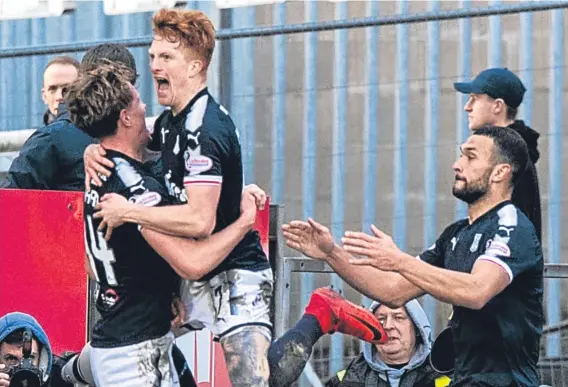  ??  ?? Simon Murray celebrates his late double with Mark O’Hara and Steven Caulker after giving Dundee victory at Partick Thistle.