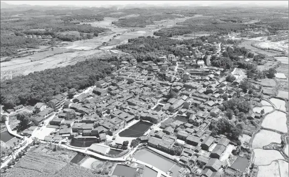  ?? PHOTOS PROVIDED TO CHINA DAILY ?? An aerial view of the old houses in Zhuqiao village, Jinxi county in East China’s Jiangxi province.