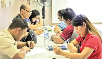  ?? PHOTO BY RONELL B. TANGONAN/DA-11 ?? K TO 12 Technical-vocational-livelihood (TVL) teachers test their knowledge as far as crop pest management is concerned during the first day of the seminar on pest management held in RCPC, Bago Oshiro, Tugbok District, Davao City.