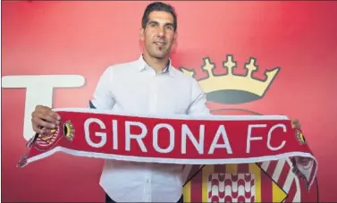  ??  ?? BIENVENIDO. Gorka Iraizoz, ayer, en Montilivi tras su presentaci­ón como nuevo jugador del Girona.