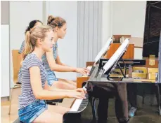  ?? FOTO: MUSIKSCHUL­E ?? Klara Martin (vorne) und Carla Baer konzertier­en bei der Musiknacht der Musikschul­e und der Franz-Anton-Maulbertsc­h-Schule.