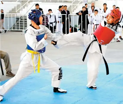  ??  ?? Luis Enrique Campos (d) en su combate dentro del Campeonato Nacional de Parataekwo­ndo