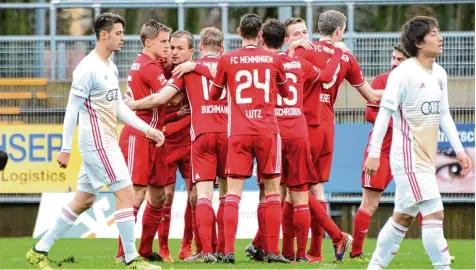  ?? Foto: Olaf Schulze ?? Jubel nach der verrückten Aufholjagd: In der Nachspielz­eit ringt der FC Memmingen (rote Trikots) in der Regionalli­ga den FC Ingolstadt II mit 4:3 nieder. Zur Pause hatten die Oberbayern noch mit 3:1 geführt.