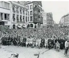  ?? FOTO: STADTARCHI­V TRIER ?? „Milljunge Leit“: Der Festakt auf dem Hauptmarkt.