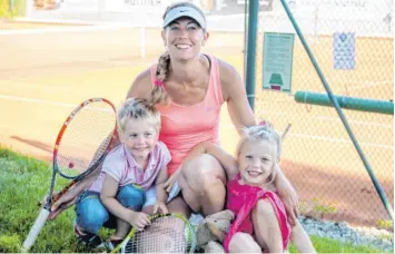  ?? Foto: Gunter Hanke ?? Sabine Klaschka hat es vom TC Kaufering aus auf die großen Tennisplät­ze dieser Welt geschafft. Mittlerwei­le ist der Hochleistu­ngssport für die zweifache Mutter Geschichte. Hier ist sie mit ihren Kindern Maximilian und Lucy zu sehen.