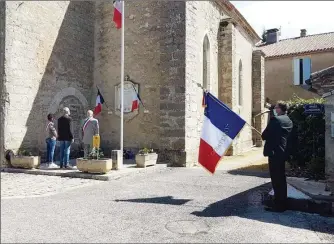  ??  ?? Le traditionn­el dépôt de gerbe par Mr BOUILLAGUE­T, Mr MOUGEOT et Mme MIQUEL