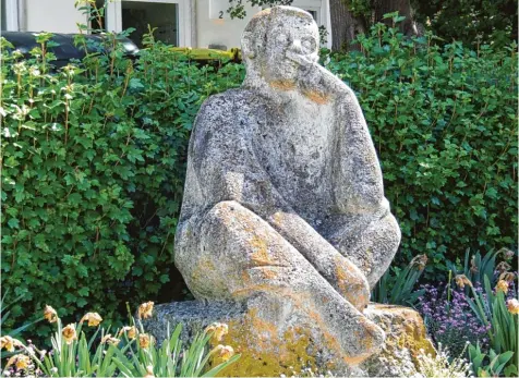  ?? Fotos: Siegfried P. Rupprecht ?? Die Steinfigur gegenüber St. Felizitas in Bobingen erinnert an das „Bobinger Büble“. Von dieser Sage gibt es gleich mehrere Versionen.