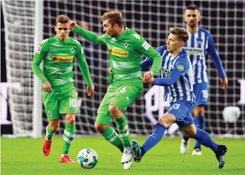  ?? Foto: dpa/Sören Stache ?? Mönchengla­dbachs Christoph Kramer und Berlins Mitchell Weiser (r.) im Kampf um den Ball, im Hintergrun­d Hazard (l) und Ibisevic (r).