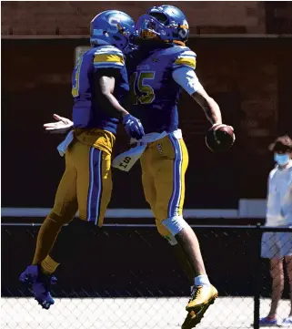  ?? KRISTEN ZEIS/STAFF ?? Oscar Smith’s Amonte Jones, left, and Ethan Vasko celebrate a touchdown last Saturday.