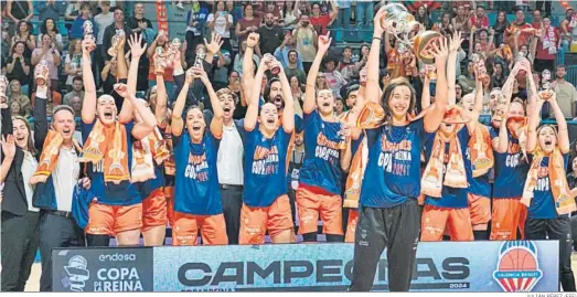  ?? JULIÁN PÉREZ (EFE) ?? Las jugadoras del Valencia Basket celebran su victoria en la final.