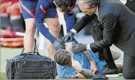  ?? FOTO: EFE ?? Kieran Trippier sufre un esguince de gardo III en su hombro izquierdo tras la caída que sufrió en Mestalla
