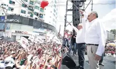  ??  ?? Adán Augusto López, abanderado de la coalición Morena- PES-PT, contó con la compañía del aspirante presidenci­al Andrés Manuel López Obrador.