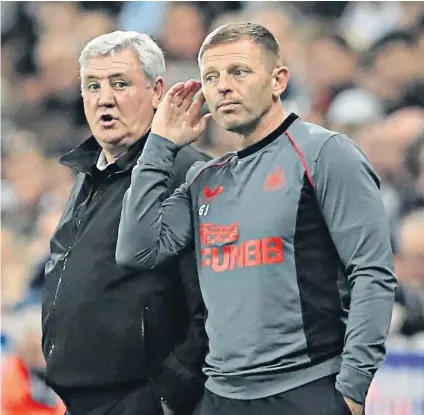  ?? ?? Taking the lead: Graeme Jones (right) had the full trust of former Newcastle manager Steve Bruce (left) to seize control of the technical area