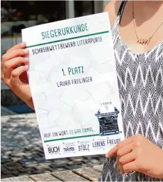 ?? Foto: elisa ?? K!ar.Texterin Laura Freilinger zeigt ihre Urkunde: Die Gymnasiast­in hat den ersten Platz in der Kategorie „Schüler“bei LiteraPur gewonnen.
