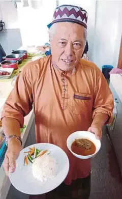  ??  ?? PAK Malau bersama nasi dagang yang dijual
di kedainya di Langkawi.