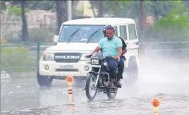  ?? GURMINDER SINGH/HT ?? Showers came as a pleasant surprise for the commuters in the tricity on Thursday afternoon. IMD says monsoons can bring more rain to the region this year.